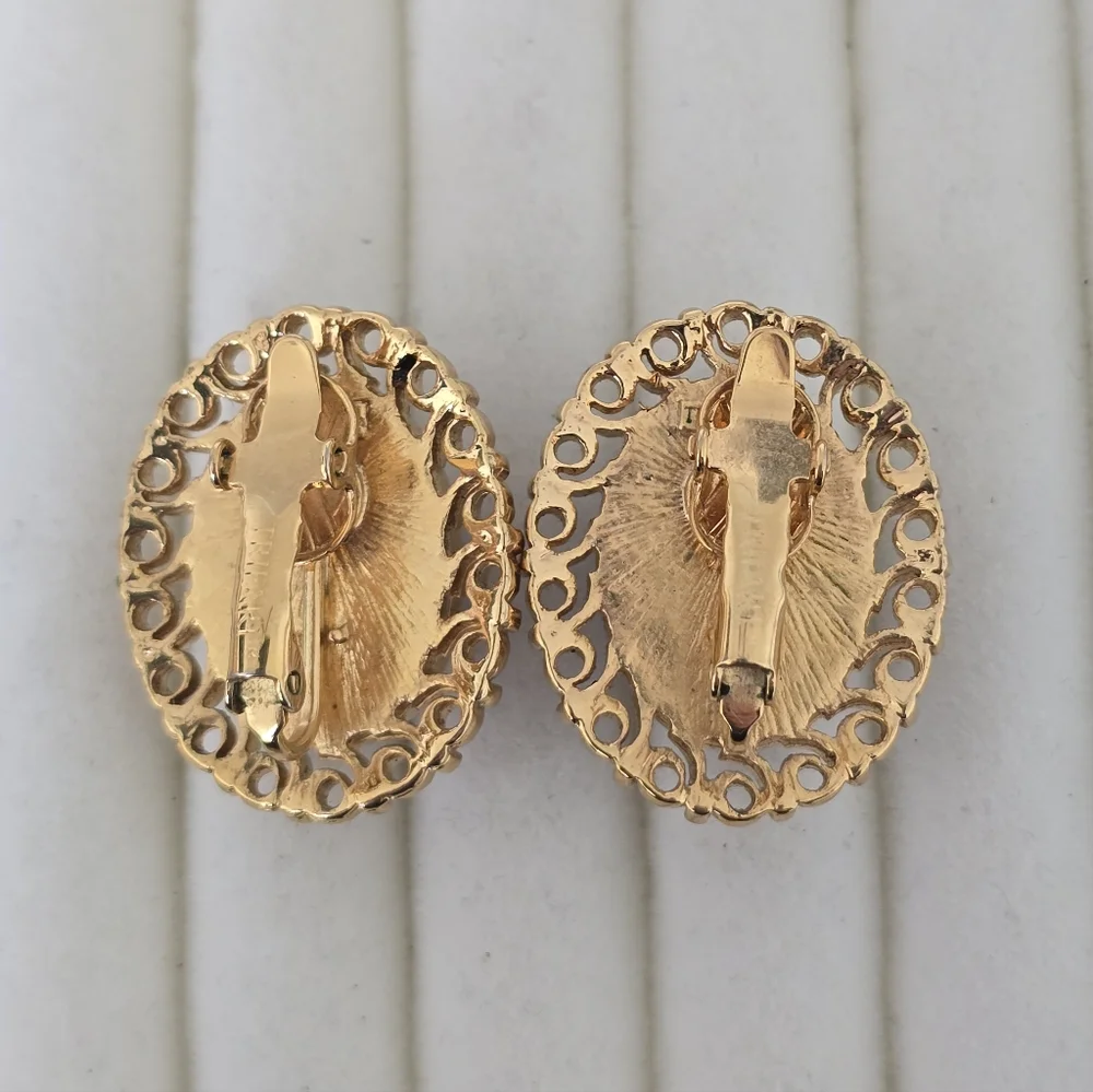 Vintage Trifari Blue Cabochon Earrings Gold Tone Filigree Oval Clip On | 60s 70s - Picture 4 of 7